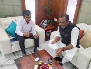 MP Komatireddy Venkat Reddy Meets NHAI chief Santosh Kumar Yadav Over RRR Issue