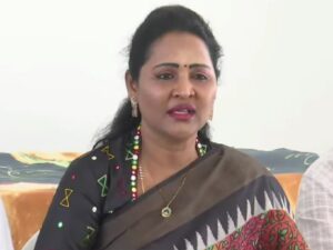 ycp leaders Strong Counter to undavalli Sridevi